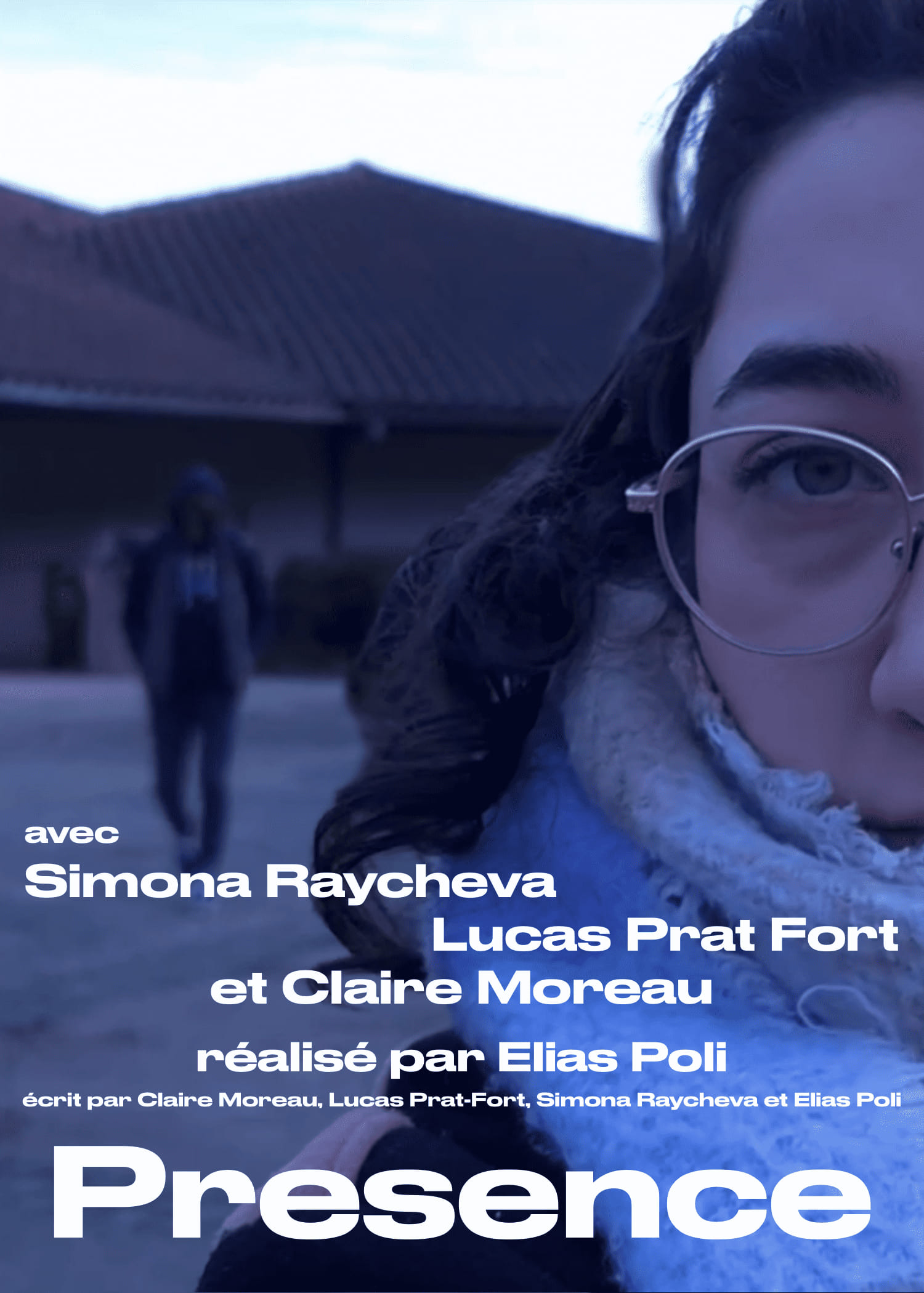 L'affiche de Presence où une femme en gros plan regarde l’objectif de la caméra. Derrière elle l’on peut apercevoir quelqu’un de mystérieux et en bas de l'affiche se trouve du texte.