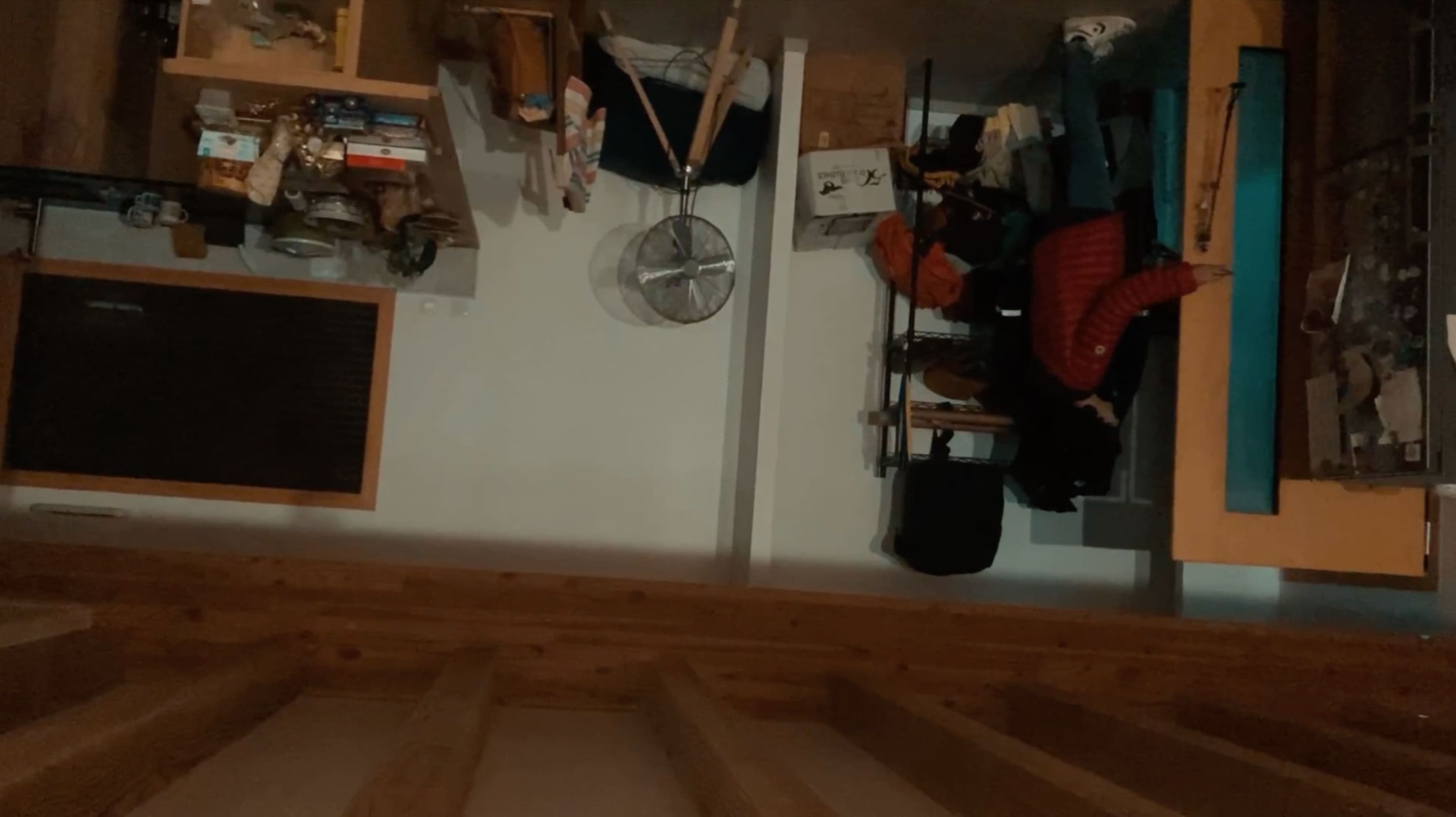 4e photographie d'Anemoia où un homme à ouvert la porte de sa maison et s'apprête à partir. Le plan est à l'envers.